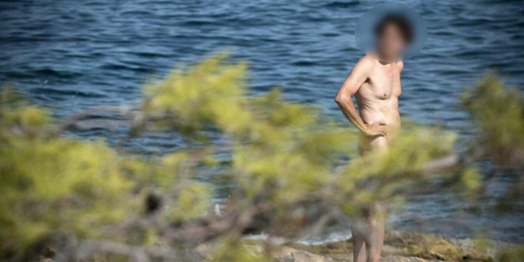 Incident na našoj plaži: dramaturg se skinuo gol, maloljetnik ga udario nogom u međunožje. Nastala drama, sud odlučio