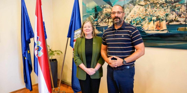 Irska veleposlanica Wendy Dorman-Smith posjetila Šibenik, Mileti obećala doći ponovno, već za ‘Adventuru’