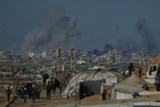 Dim se raste nakon izraelskog vojnog štrajka u gradu Gazi kao što se vidi iz pojasa središnje Gaze, srijeda, 8. listopada 2025.