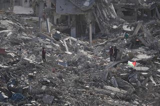 Prognani Palestinci pregledavaju ostatke svojih uništenih domova u jako oštećenom kvartu Sheikh Radwan u gradu Gazi