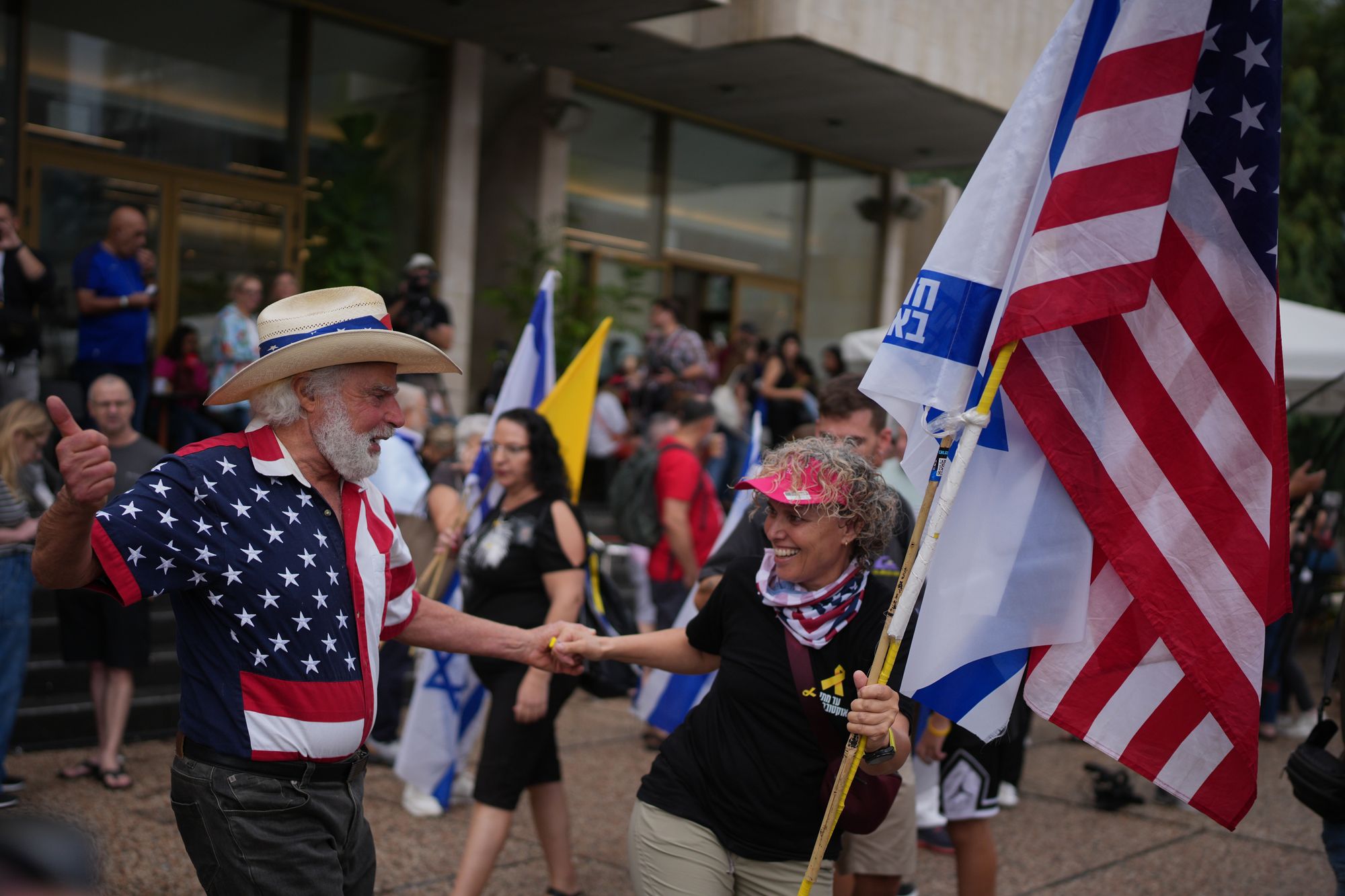 Ljudi plešu u Tel Avivu dok slave nakon najave da su Izrael i Hamas pristali na prvu fazu mirovnog plana