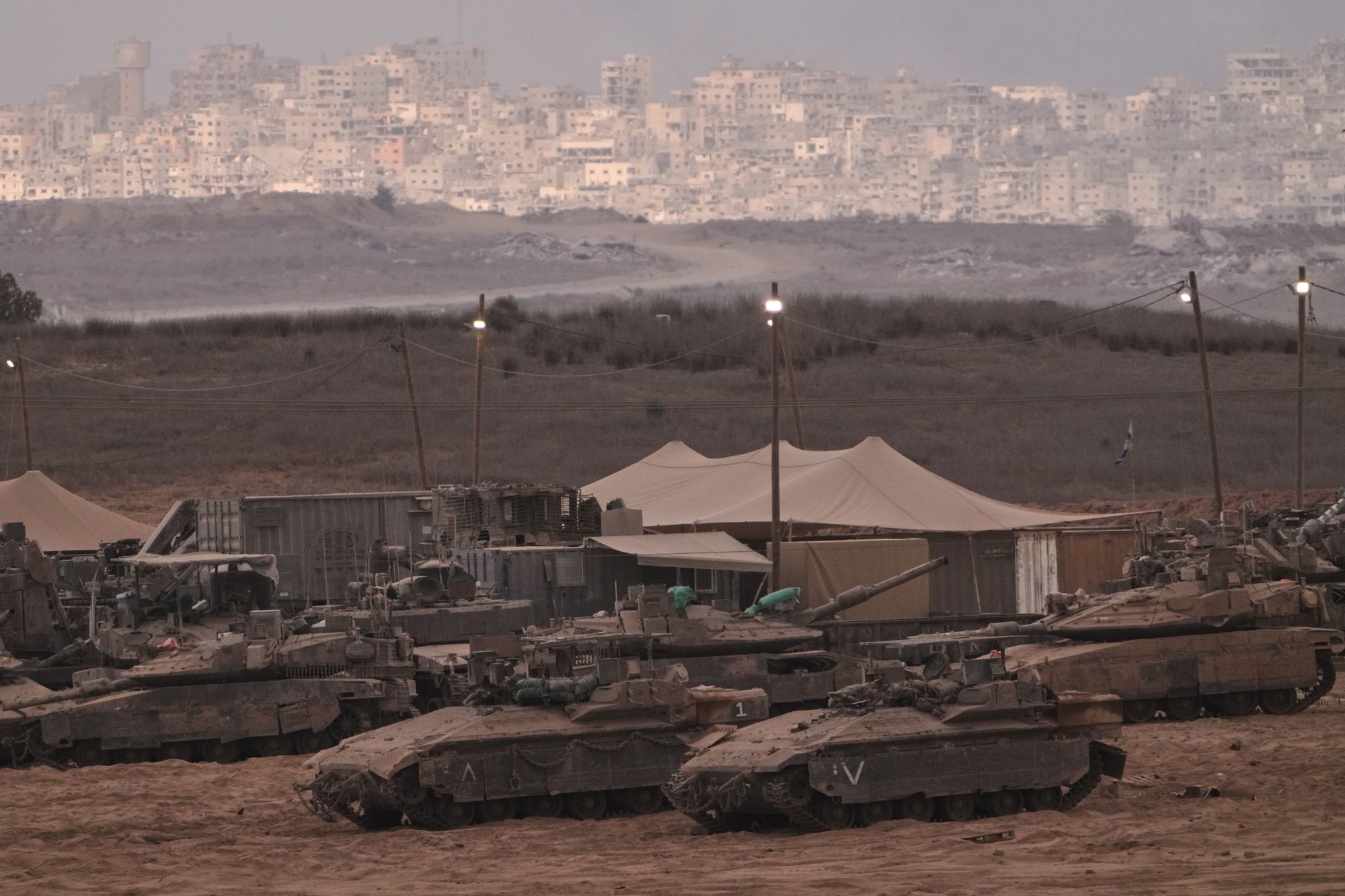 Izraelski tenkovi parkirani u području inscenacije u blizini granice izraelske gaze, kao što se vidi iz Južnog Izraela