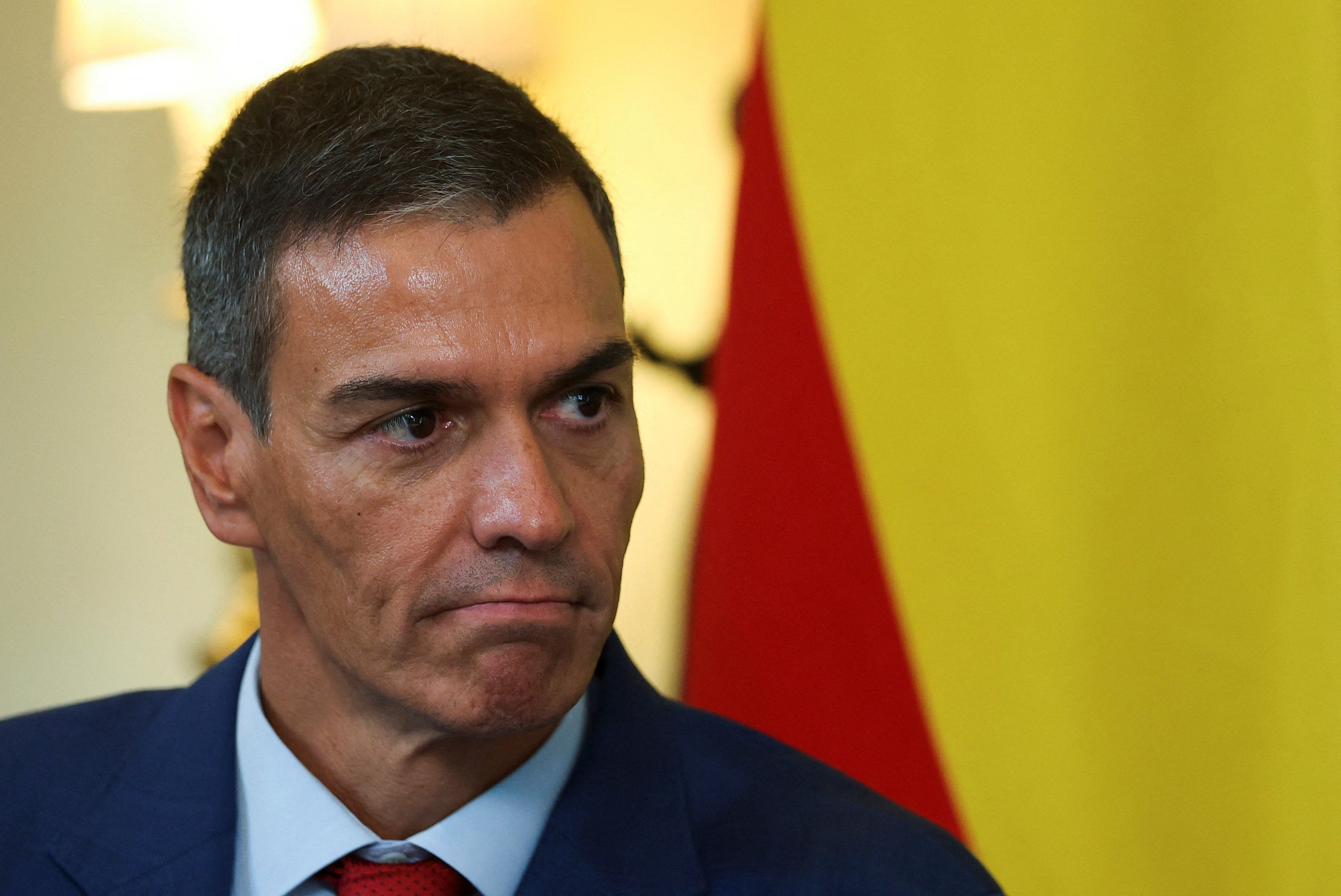 Španjolski premijer Pedro Sanchez gleda tijekom sastanka s britanskim premijerom Keirom Starmerom u ulici 10 Downing Street, u Londonu, srijeda, 3. rujna 2025. (Toby Melville/Bazen Photo putem AP, File)