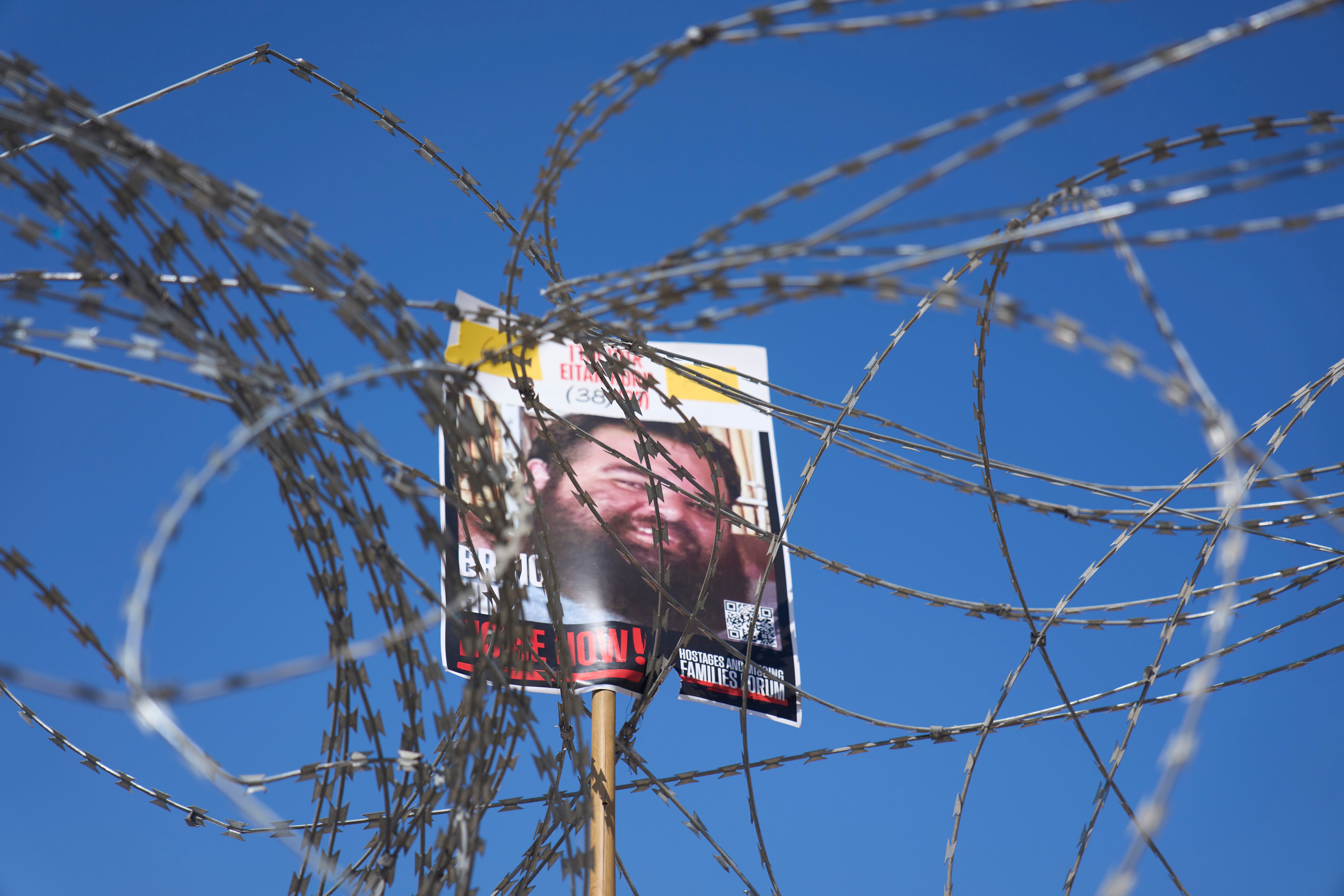 Slika taoca eitanskog roga, održanog u Hamasu zarobljenom u traci Gaze, visi na bodljikavoj žici tijekom prosvjeda obitelji na platou poznatom kao Trg talaca u Tel Avivu, Izrael, u subotu, 2. kolovoza, 2. kolovoza.