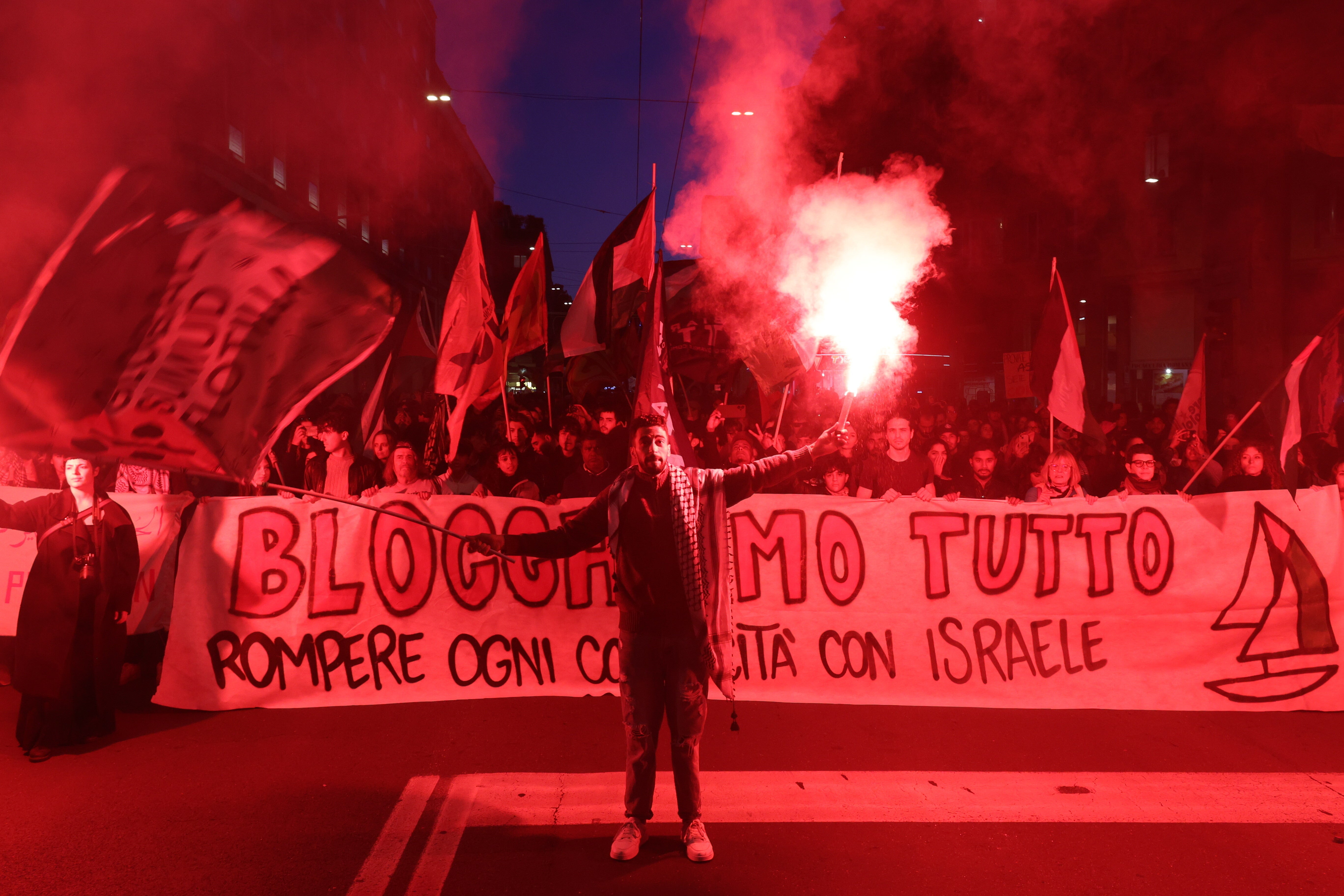 Prosvjednici su se okupljali tijekom prosvjeda, u četvrtak, 2. listopada 2025., u Bologni u Italiji, nakon što je Izrael presreo globalnu flotilu Sumud Flotilla koja je nosila pomoć u Gazi. (Guido Calamosca/Laparse putem AP)