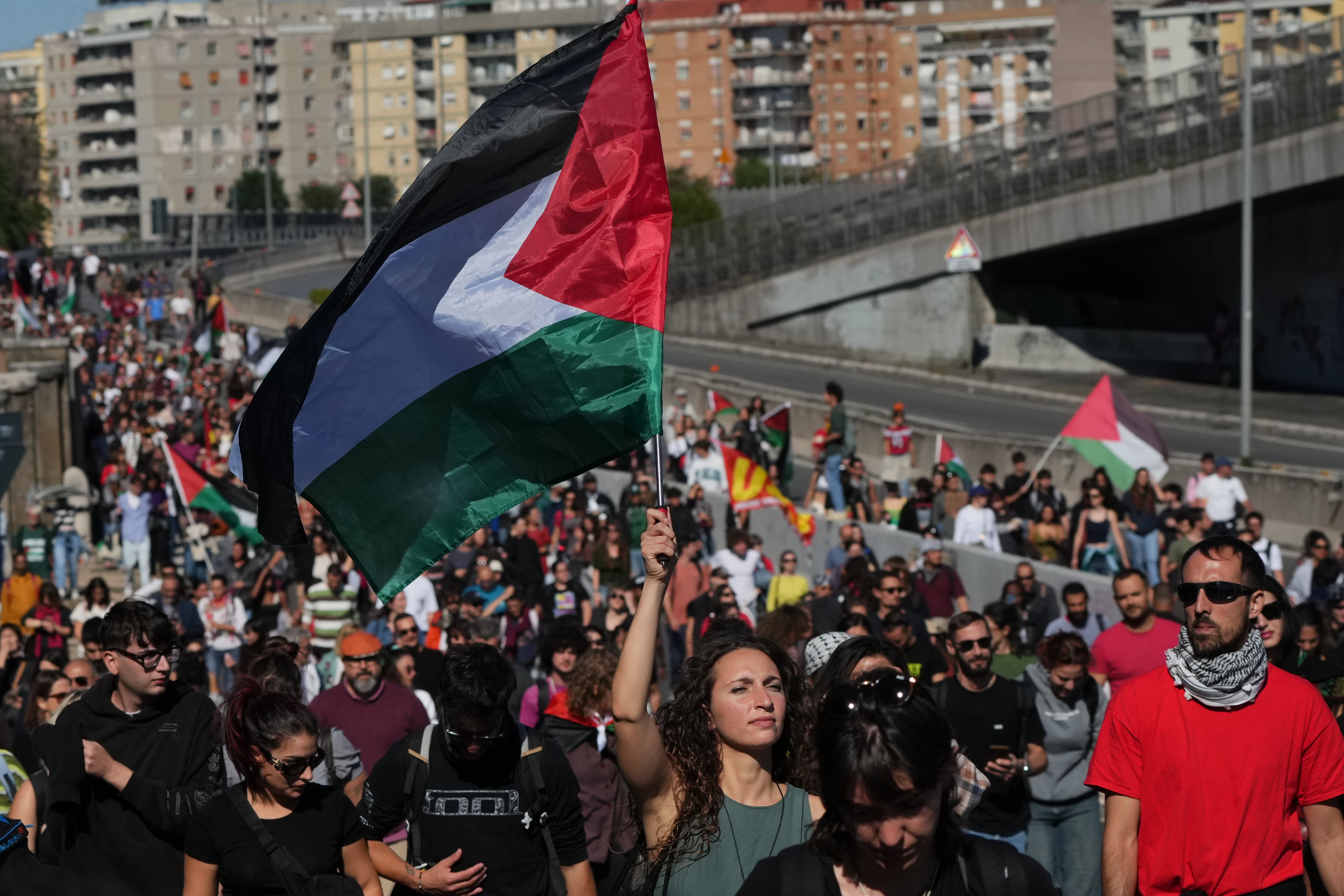 Pro-palestinski demonstranti marširaju na Rim's Ring Road dok se okupljaju za nacionalni opći štrajk koji su nazvali različiti sindikati kako bi prosvjedovali protiv situacije u Gazi dva dana nakon što su izraelske snage presrele flotilu vezanu za gazu u mediteranskom moru, u Rimu, petak, 3. listopada 2025. (AP AMESSSARDA TARANTRA)