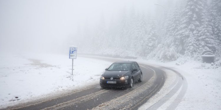 Iznenađenje snježne padavine pogađa Europu jer su oštećene dalekovode i tisuće ostale bez struje
