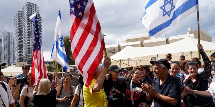 Izraelci hvale Trump usred proslave ugovora o taoku Hamasa u Tel Avivu