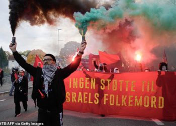 Izraelski kvalifikator Svjetskog kupa pogodio pro-palestinske prosvjednike u Oslu, dok su bijesni norveški nogometni navijači odvijali natpis “Neka djeca žive” usred gaze primirja