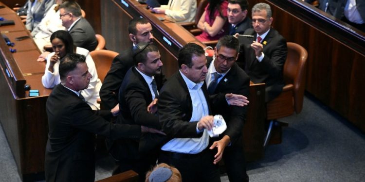 Izraelski oporbeni političari prekidaju Trumpov govor Knesset (video) – RT World News