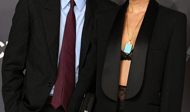 Jackie Apostel (29) bavi njenim rascjepama u škakljivom crnom čipkastom grudnjaku dok krade reflektore od dečka Cruza Beckhama, 20, u pokretanju dokumentarnog filma Majke Victoria u Netflixu