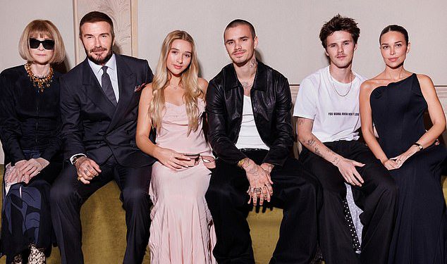 Jackie Apostel, 29 godina, javno se udari u Trollovu prelazak prstom nad njezinim dobnim odnosima s Cruzom Beckhamom, 20, nakon što je Clan stavio Ujedinjeni front u Victoria’s Paris Fashion Show