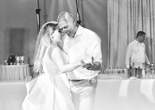 Javila se još jedna razočarana mladenka: ‘I meni je svećenik zabranio da me otac odvede pred oltar, rekao je da ja nisam njegovo vlasništvo!’