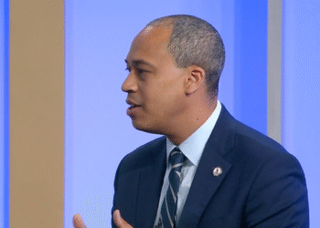 Jay Jones kaže da će se i dalje kandidirati za ured unatoč usporedbi s protivnikom s Hitlerom i rekavši da bi trebao biti upucan