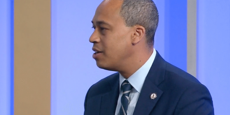 Jay Jones kaže da će se i dalje kandidirati za ured unatoč usporedbi s protivnikom s Hitlerom i rekavši da bi trebao biti upucan