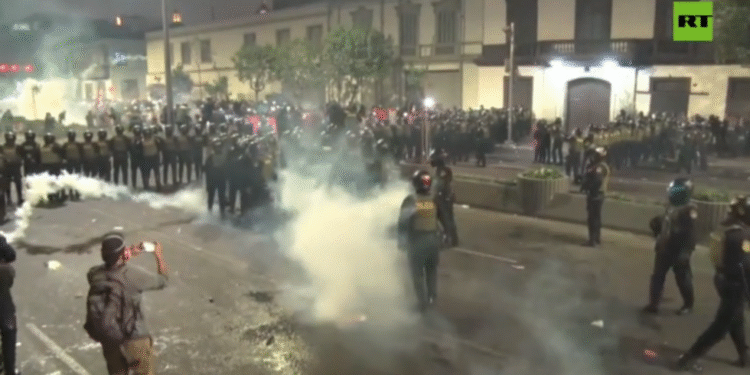 Jedna mrtva, više od 100 ozlijeđeno u prosvjedu mladih u Peruu (VIDEO) — RT World News