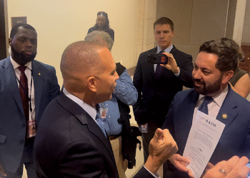 Jeffries i Lawler sukobljavaju se dok napetosti isključivanja eksplodiraju na brdu Capitol