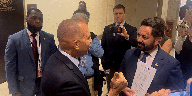 Jeffries i Lawler sukobljavaju se dok napetosti isključivanja eksplodiraju na brdu Capitol