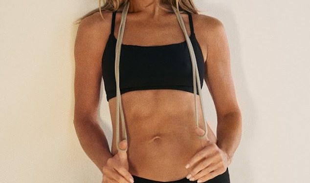 Jennifer Aniston, 56, bljesne lude abs dok otkriva ‘pametan’ način na koji gradi mišiće dok ostaje veličine 2