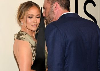 Jennifer Lopez i Ben Affleck postaju vrlo ugodni na premijeri Kiss of the Spider Woman godinu dana nakon razvoda