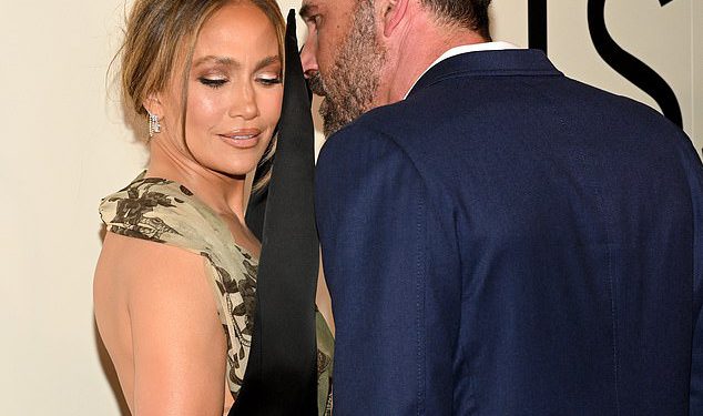 Jennifer Lopez i Ben Affleck postaju vrlo ugodni na premijeri Kiss of the Spider Woman godinu dana nakon razvoda