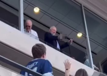 Jerry Jones uhvatio je kako izrađuju nepristojnu gestu navijačima New York Jetsa tijekom pobjede Dallas Cowboys
