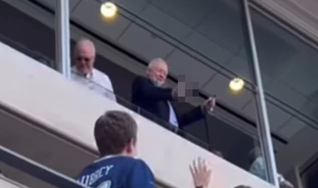 Jerry Jones uhvatio je kako izrađuju nepristojnu gestu navijačima New York Jetsa tijekom pobjede Dallas Cowboys