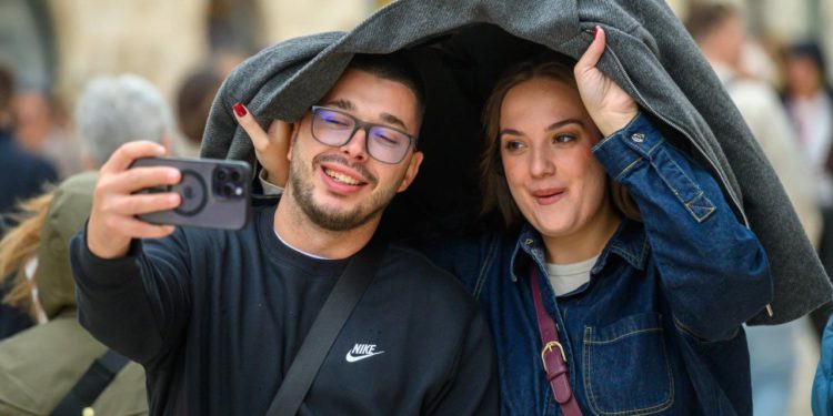 Jesenski đir Stradunom otkrio je da čeljad slabo prati prognozu vremena