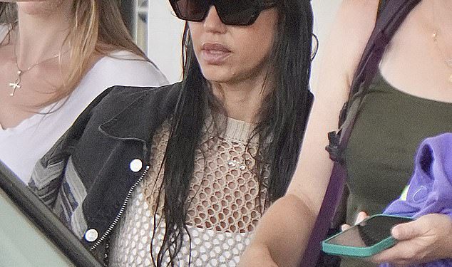 Jessica Alba reže ležernu figuru u čistom mrežnom vrhu dok izlazi noseći zdjelu grožđa na Gold Coast nakon što je stigla u Australiju kako bi snimio novi film