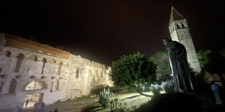 Jeste li primijetili da Zlatna vrata više nisu u mraku?