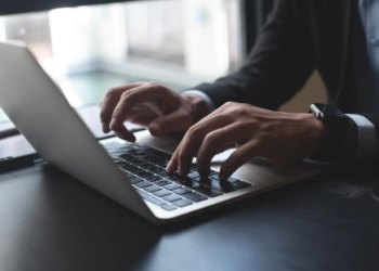 Još jedan slučaj računalne prevare: muškarac (59) mislio da kupuje dionice, ostao bez pozamašne svote novca