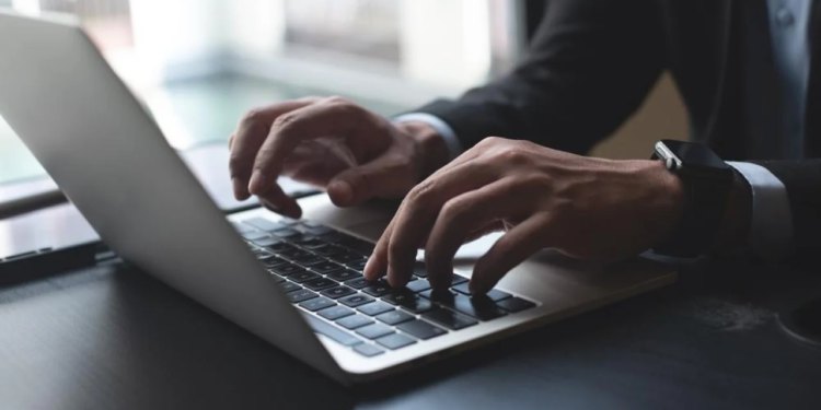 Još jedan slučaj računalne prevare: muškarac (59) mislio da kupuje dionice, ostao bez pozamašne svote novca