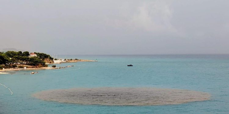 KAKVA GLUPOST Na splitskim Bačvicama za uočeno onečišćenje optužili kruzere, samo što kruzeri ne ispuštaju savršene krugove…