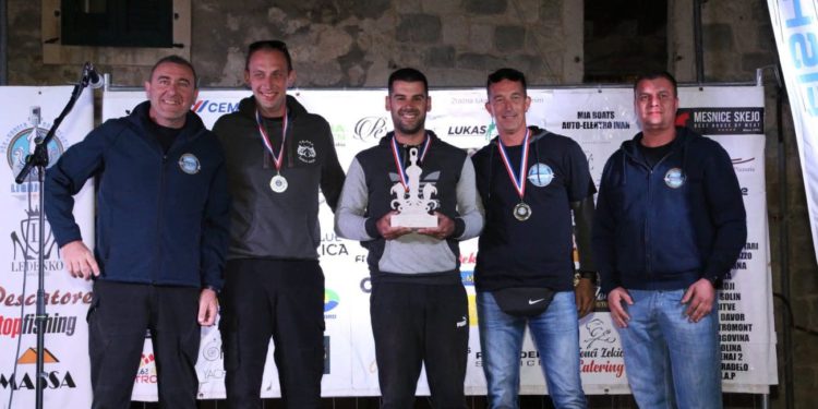 KAŠTELANSKI LIGNJOLOV – Ekipa Antonia Jurića osvojila prvo mjesto na humanitarnom lignjolovu