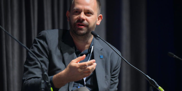 Kako AI već pomaže analitičarima da vide više, brže i preciznije…