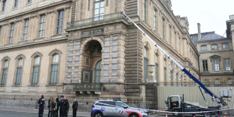 Kako su provalnici iz Louvrea koristili dizalo montirano na kamionu u pljački nakita vrijednog 100 milijuna dolara