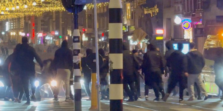 Kako su se odvijali nasilni nogometni neredi u Amsterdamu – i zašto je policija zabranila navijačima Maccabi Tel Aviva pristup Aston Villi