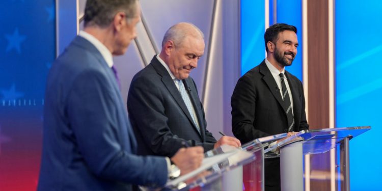 Kandidati za gradonačelnika New Yorka obećavaju da će surađivati ​​s Trumpom dok se Cuomo, Mamdani i Sliwa sučeljavaju u debati