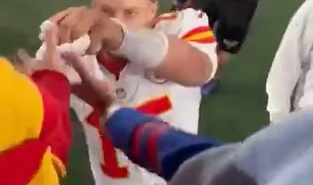 Kansas City Chiefs reagiraju na NFL -ovu ‘Phillies Karen’ krađu dar mladića od Patricka Mahomesa