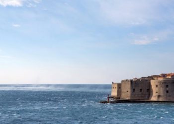 Kao da je zima: Snažni udari bure na našem području, na Zavižanu pao snijeg