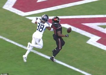 Kardinals zvijezda Emari Demercado spušta loptu prije krajnje zone u skupoj pogrešci