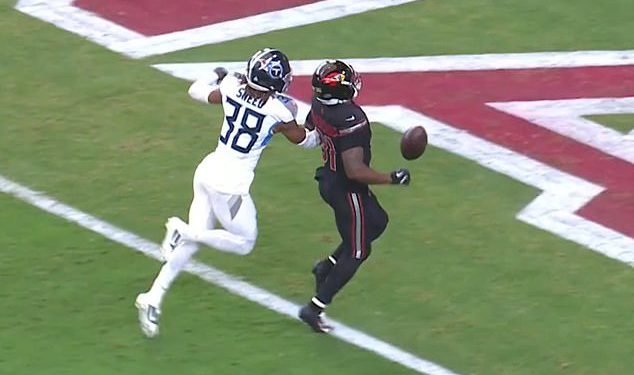 Kardinals zvijezda Emari Demercado spušta loptu prije krajnje zone u skupoj pogrešci