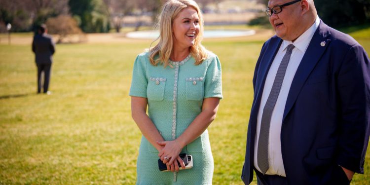 Karoline Leavitt i Stephen Cheung iz Bijele kuće kažu ‘Tvoja mama’ na pitanje tko je predložio Mađarsku za sastanak Putina i Trumpa