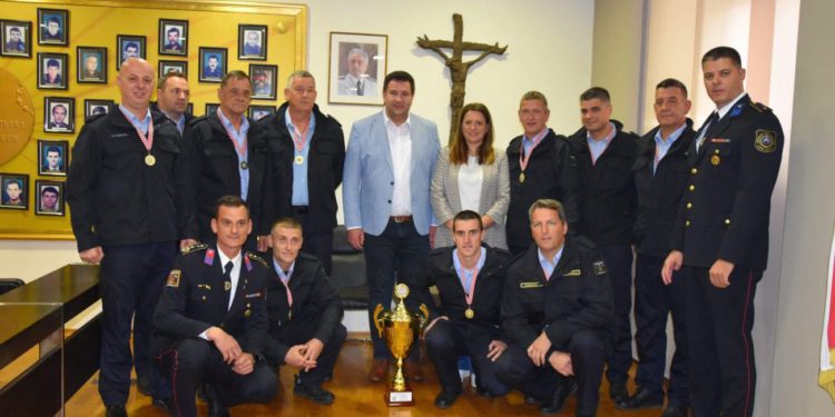 Kaštelanski vatrogasci osvojili pehar u Novalji – Gradonačelnik Ivanović primio ih u Gradskoj upravi