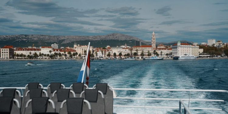 Katamaran Split–Supetar-Split besplatan za sve putnike prvih dana!