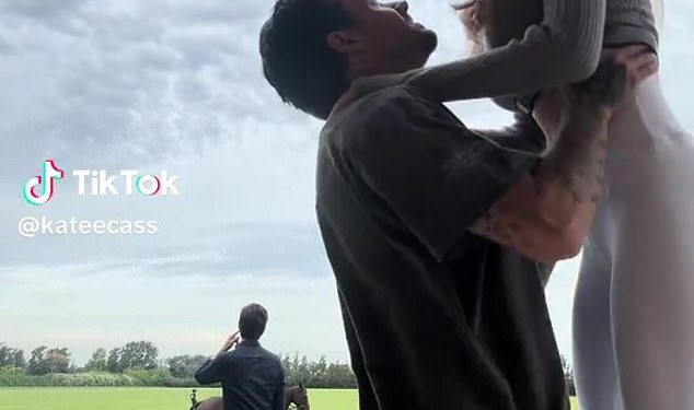 Kate Cassidy dijeli svoje posljednje trenutke s Liamom Payneom dok ju on diže u zrak za posljednji ples u emotivnoj snimci podijeljenoj godinu dana nakon njegove smrti