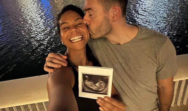 Kate Spencer iz Coronation Streeta otkriva da očekuje svoje prvo dijete sa suprugom Paulom Walkerom dok dijeli slatku snimku ultrazvuka