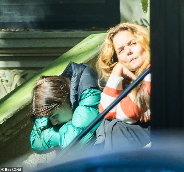 Kći Toma Cruisea Suri (19) izgleda potišteno prije nego što ju je utješila mama Katie Holmes