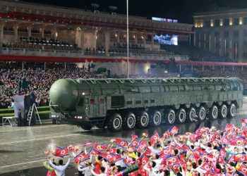 Kim Jong Un pokazuje novu balističku raketu na vojnoj paradi Pyongyang