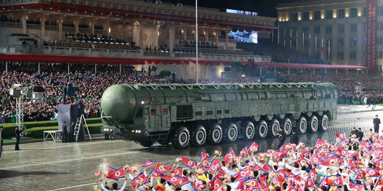 Kim Jong Un pokazuje novu balističku raketu na vojnoj paradi Pyongyang